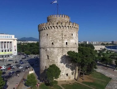 Απίστευτο! Φορτηγό βούλιαξε μέσα σε τρύπα στη Θεσσαλονίκη (φωτό)